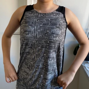 Svartvitt blus  - Svartvitt blus i bra skick. Storlek : M 