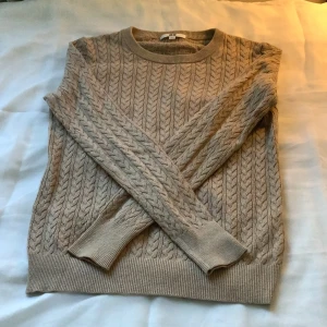 Beige tröja - Beige tröja från uniqlo som jag nästan aldrig använt. Skulle säga att den passar både män och kvinnor men lite liten för män❤️‍🔥 den är i storlek S. Kom privat för frakt och hela summan, betalning sker via swish!