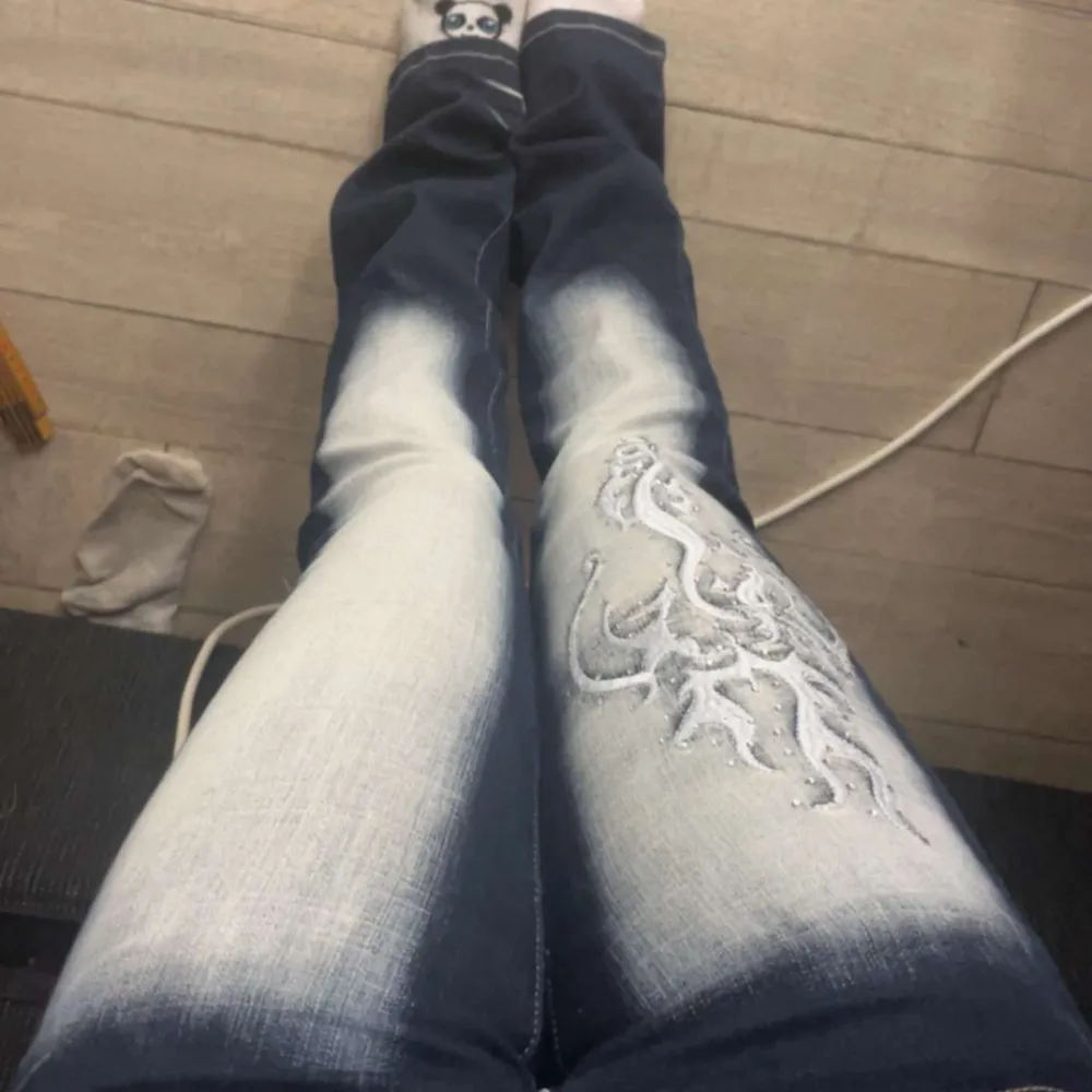 Super snygga crazy age jeans, ganska långa för mig som är 160. Inte använt för de e för små i midjan på mig, jag har runt 40 cm på jeans i midjan💞 Kan tänka mig byte oxå!. Jeans & Byxor.