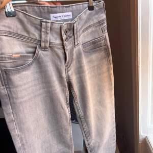 Lågmidjade raka jeans från Pepe jeans, i storlek W26 L32 som passar mig som vanligtvis har 34/36 och är 169 cm lång🤍 använda en gång!