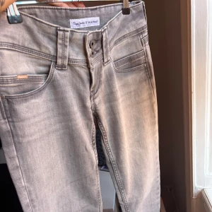 Lågmidjade jeans - Lågmidjade raka jeans från Pepe jeans, i storlek W26 L32 som passar mig som vanligtvis har 34/36 och är 169 cm lång🤍 använda en gång!
