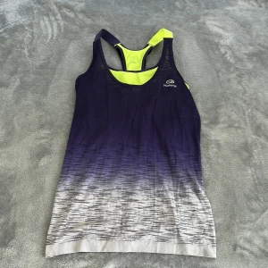 Kalenji träningstopp XS - Träningslinne från Kalenji i storlek XS köpt i Framkrike för några år sedan och har använts max tre gånger. Inbyggd sport-bh. Väldigt tunnt och skönt material men kommer ej till användning. 