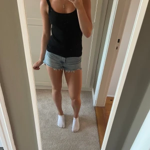 Jeansshorts  - Väldigt fina jeansshorts i en fin blå färg! De är använda ett fåtal gånger och har inga märken eller slitningar. Jag brukar stylea dom som på bild två och då är de superfina. Hör av er vid frågor eller om ni vill diskutera pris💞