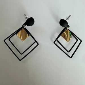 Örhängen  - De små stiftörhängena är förstklassigt och detaljrikt utformade i guld. De imponerar med en slingrande orm i naturtrogen design. Det ger det uttrycksfulla örosmycket elegant glans. Stiftörhängena passar perfekt för en extravagant, originell look.