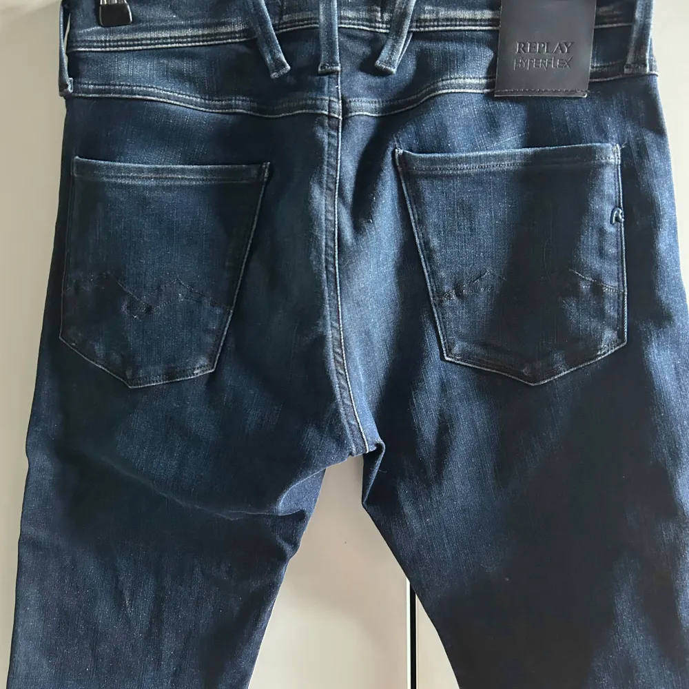 Säljer nu ett par Replay jeans modellen Anbass Forever Hyperflex strl. 30/34. Endast använda en gång och i nyskick. Rak modell & slum fit passform. . Jeans & Byxor.