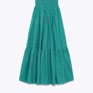 Långkjol  - Fin lpngkhol från zara som köptes förra året men som inte kommer till användning. Super fin men inte min stil. I nyskick och passar mig perfekt som är ca 160 ❤️ Pros kan diskuteras! 