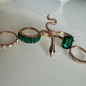 Ring  - ger en unik och stilfull touch. De cirkulära detaljerna lägger till en modern dimension till denna eleganta ring. Bär dessa ringar för att lägga till en touch av sofistikerad stil och en subtil lekfullhet till din look. ✨ du får allt på bilden - alla