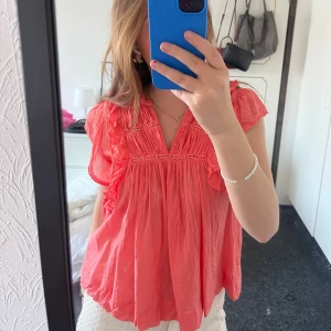 Sommarblus  - Korallfärgad sommarblus från Neo Noir, endast använd en gång! Är i strl 42 men passar på mig som brukar ha XS/S❤️ tryck gärna köp nu så postar jag samma dag!