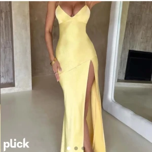 Gul balklänning - Gul balklänning, köpt här på Plick men den va tyvärr för liten för mig så jag säljer den vidare. Läs på sista bilen för att veta mer (det är förra ägarens beskrivning) och det är även förra ägarens bilder😍