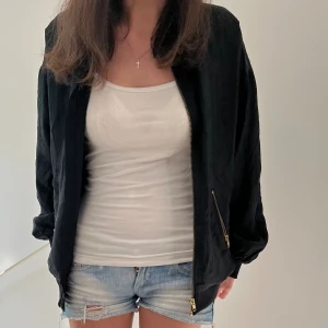 Svart bomberjacka  - Säljer min svarta bomberjacka, den är i bra skick och är i storlek XS men den passar S och kanske M.