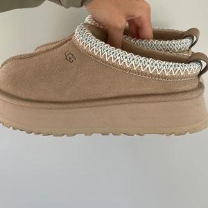 UGGS tasman  - Säljer mina UGGS, storlek 38, lite märken på sulan (ses på bild) annars nästintill helt nya köpta för 1600kr 