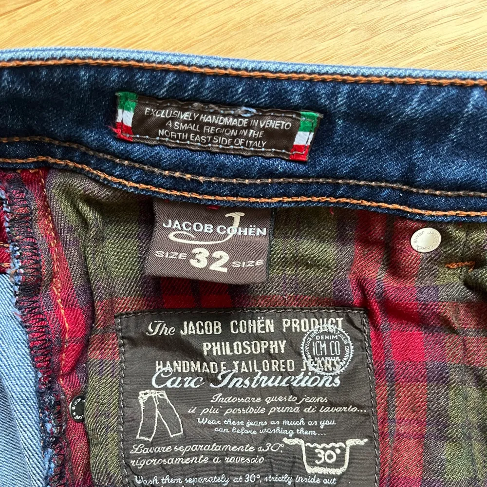 Säljer mina Jacob Cohën jeans då dessa blivit för små för mig. Storlek 32 och nypris ligger runt 5000kr. Pris kan diskuteras!. Jeans & Byxor.