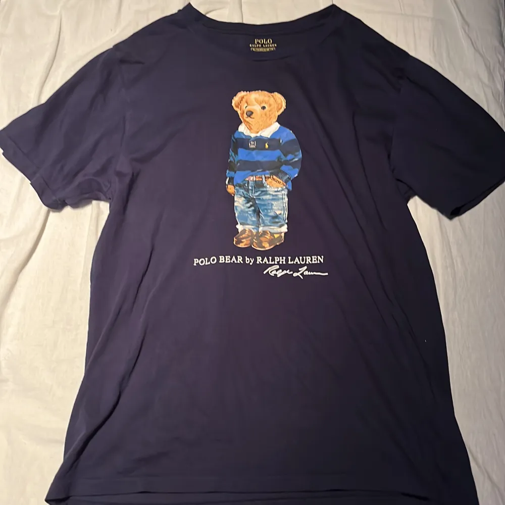 Polo Ralph Lauren Teddy bear t-shirt i bra skick (knappt använd). Storlek XL (170 junior). Pris kan diskuteras 😁. T-shirts.