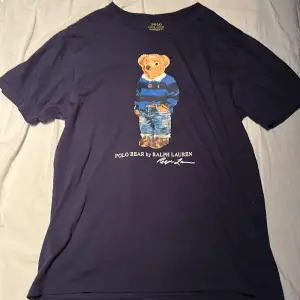 Polo Ralph Lauren Teddy bear t-shirt i bra skick (knappt använd). Storlek XL (170 junior). Pris kan diskuteras 😁