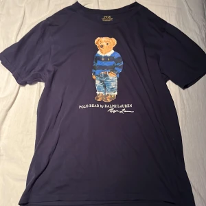 Polo Ralph Lauren - Polo Ralph Lauren Teddy bear t-shirt i bra skick (knappt använd). Storlek XL (170 junior). Pris kan diskuteras 😁