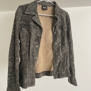 Skjort jacka - En söt skjort/jacka i bomull med knappar. 