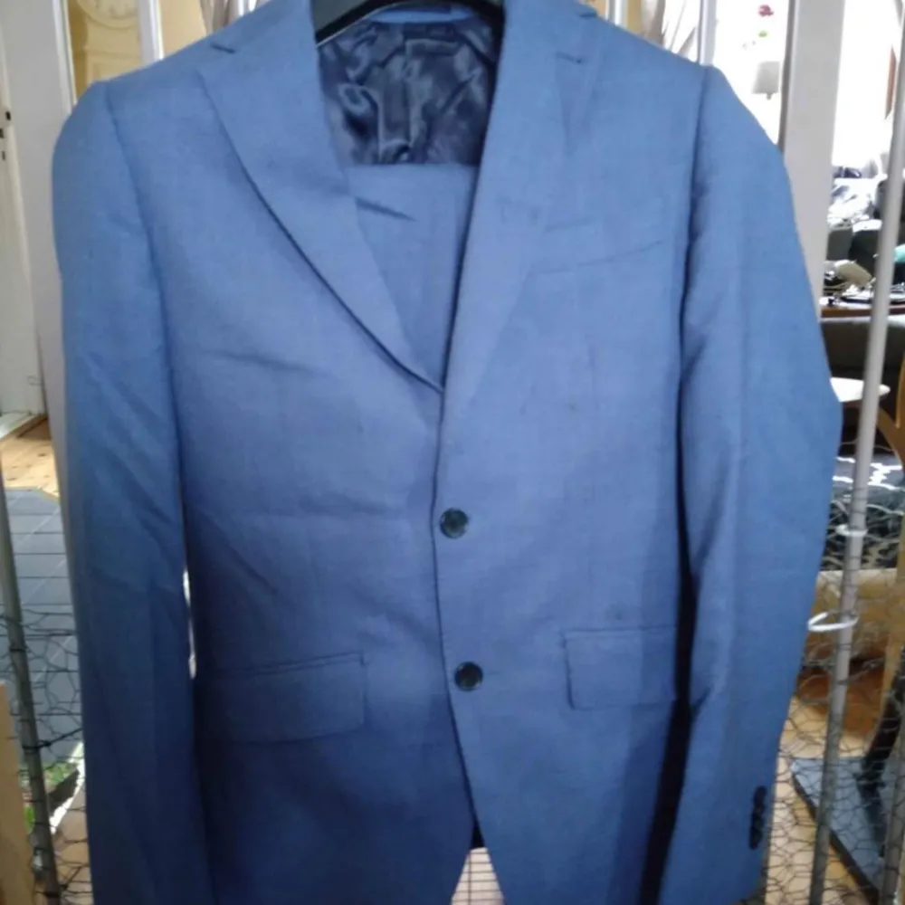 Sommar kostym storlek 44  Fin blå färg  Några obetydliga små fläckar på kavaj som knappt syns . Kostymer.
