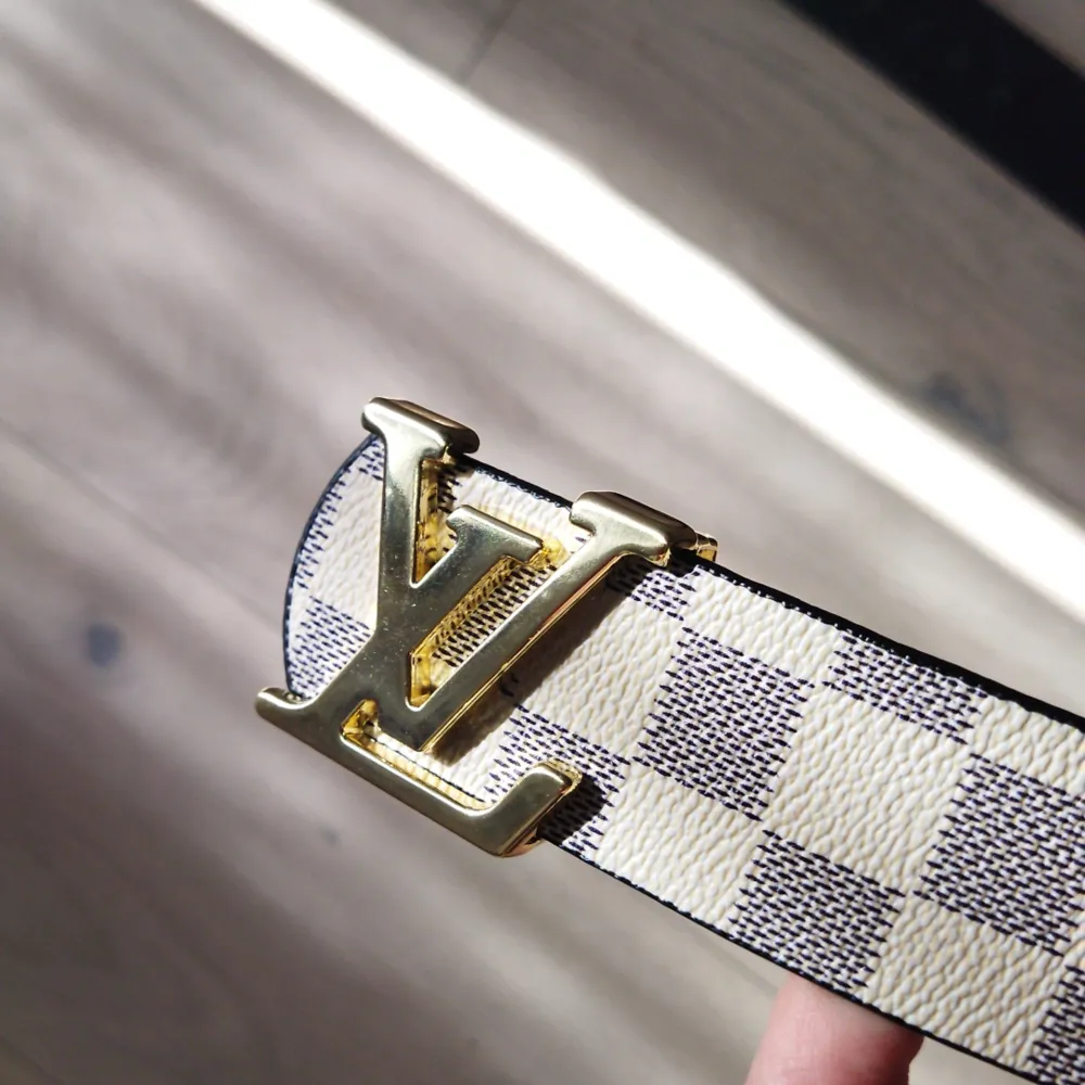 Hej säljer en fake Louis Vuitton bälte med jätte fin design. . Övrigt.
