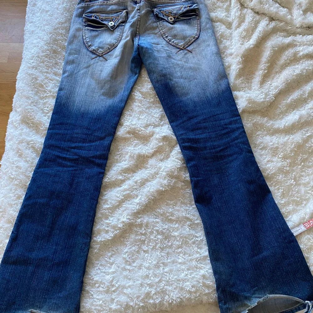 Coola bootcut jeans. Lite upptrampade där bak.. Jeans & Byxor.