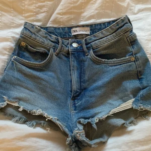 Zara jeans shorts säljes  - Storlek 34, tar inga bilder på då de är för små för mig men jättefina! Brukar vara mycket efterfrågade på hemsidan<3  Köp ej via appen