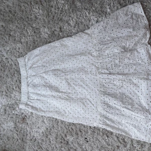 Vit långkjol  - Jätte gullig LÅNGKJOL från Lindex, strl 158/164 men liten k storlek så passar 134/140 oxå🩷