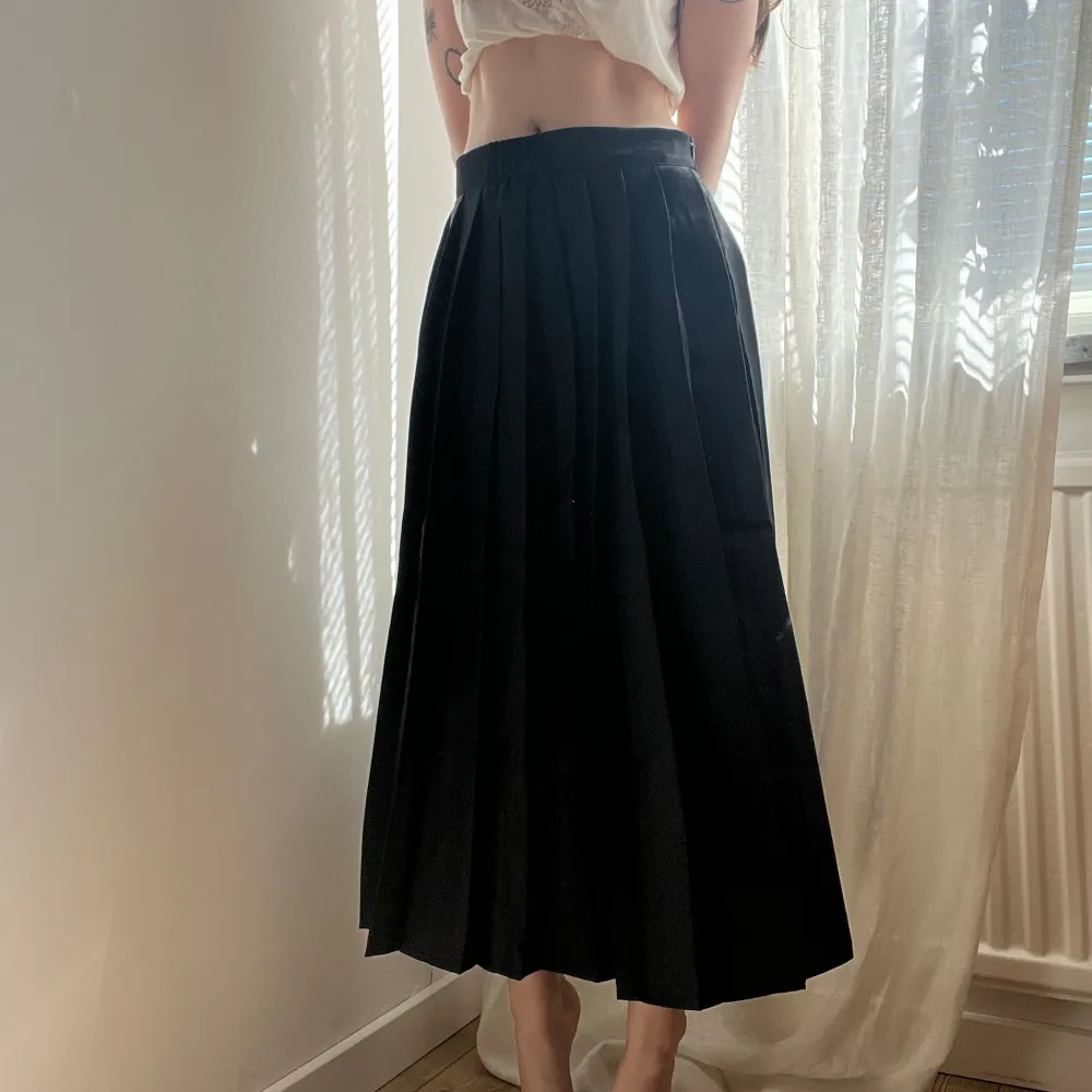 Svart lång plisserad kjol Sparsamt använd och i fint skick!  Storlek XS Midja: 33 cm rakt över Längd: cirka 79 cm. Kjolar.