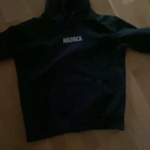 Hoodrich hoodie - Säljer nu min hoodrich tröja då jag aldrig använder den längre  Använd dock ett tag men helt ren Dm vid intresse