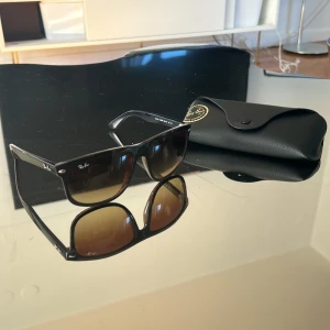 Rayband boyfriend - Rayband boyfriend, använda max 5 gånger och är i 10/10 skick. Kommer med fodral och oöppnad putsduk. Köpte den för några månader sedan men dem har inte används alls. Perfekt till sommaren om du vill ha sprillans nya solglasögon. Ny priset var 1200kr.