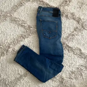 Säljer dessa as feta replay jeans! Modell anbass fint skick men ett litet hål vid skrevet! PM för mer info. Defekt 5 bilden