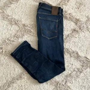 Säljer dessa as feta replay jeans. Modell anbass. Fint skick, slitet i skrevet  skrevet ( 5 bilden) PM för mer info 