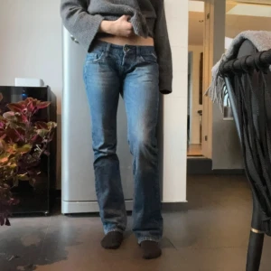 lågmidjade jeans  - säljer dessa jättefina lågmidjade jeansen så de tyvärr inte passade mig 💘midja: 39cm, innerbenslängd: 82cm 💘priset kan diskuteras!!