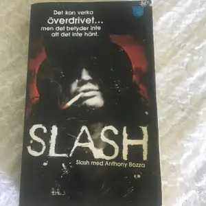 Slash bok pocket  Nu berättar han för första gången någonsin historien om hur bandet bildades, hur de skrev musik som skulle definiera en hel era, hur de överlevde galna världsvida turnéer, hur de överlevde sig själva och hur allt sedan föll isär.