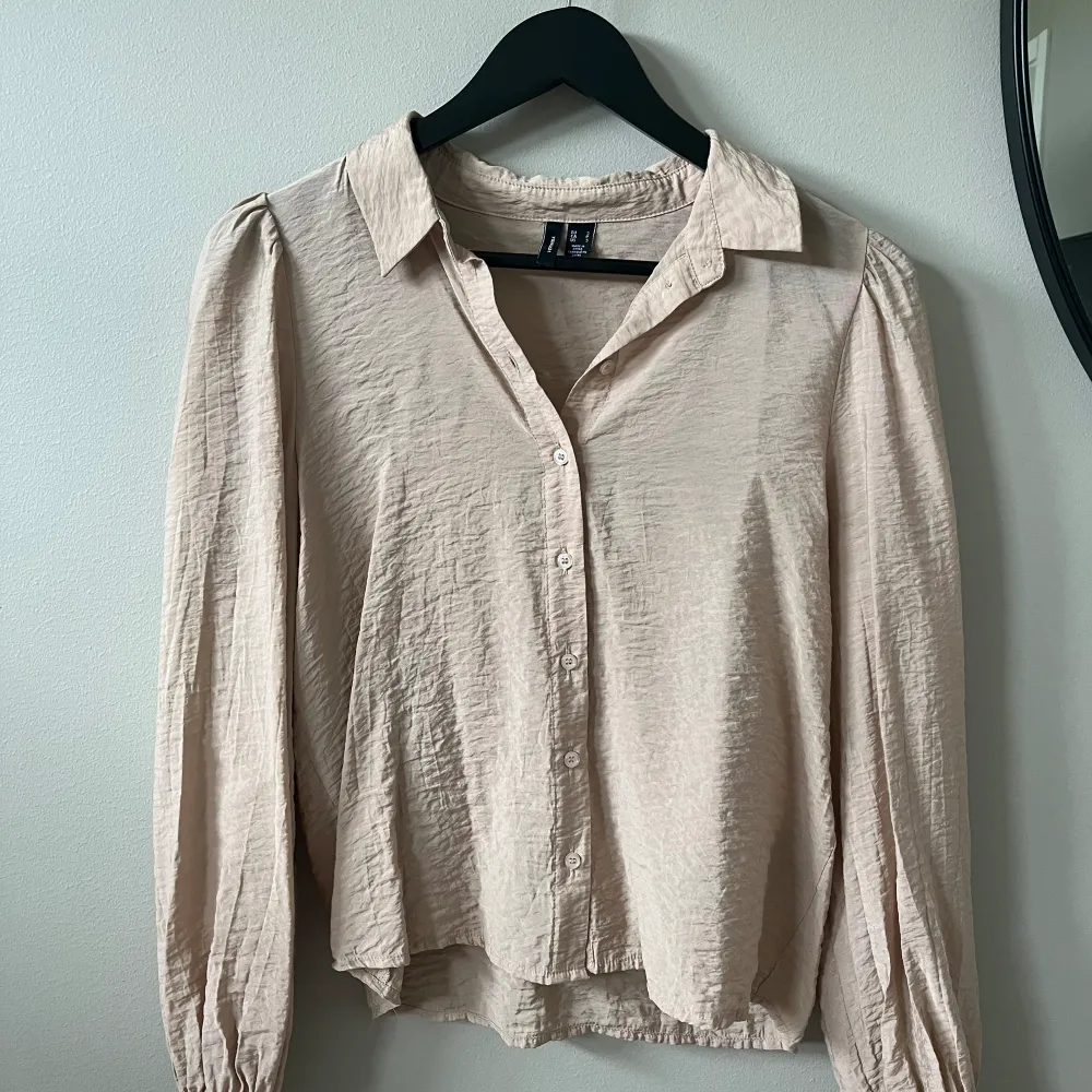 Beige blus i fint skick från Vero Moda. Sparsamt använd. Blusar.