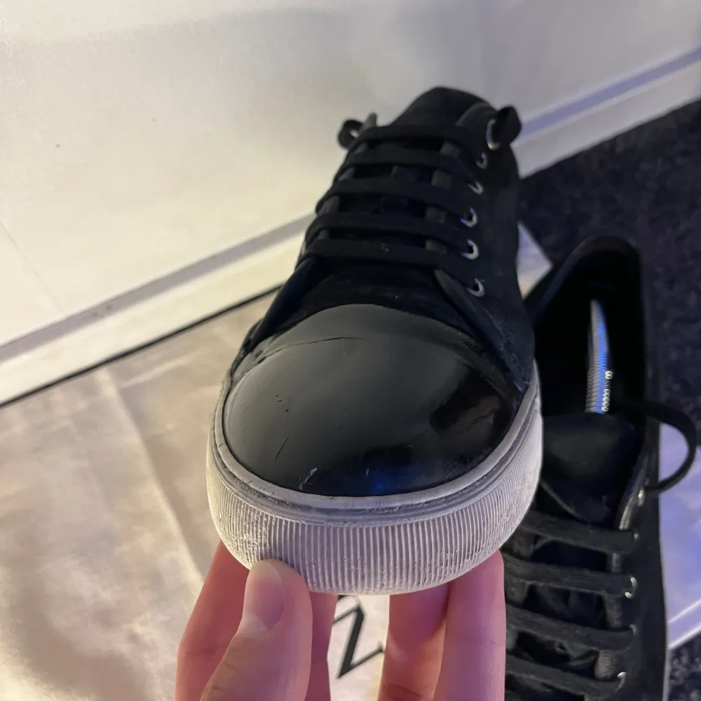 Tja!  Säljer dessa trendiga lanvins i färgen svart för endast 2099. Skorna är i bra skick, Skriv vid funderingar📩. Skor.
