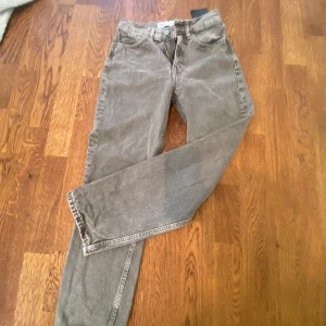 Zara jeans - Säljer ett par low rise straight  zara jeans i färgen grå. Är tyvärr lite för stora för mig men de är i nyskick och har andvänts 2 gånger. Sitter jättebra på❤️