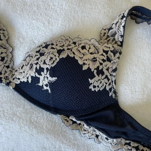 Intimissimi bh - Säljer min Intimissimi bh i storlek 75b den har knappt kommit till användning och är aldess för liten för mig. Den är i färgen mörkblå och ajg säljer för 250kr