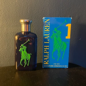 Ralph Lauren parfym - Ralph Lauren The Big Pony 1 for men 100ml. En härlig sommarparfym som luktar riktigt gott. Har noter av citrus, den är väldigt fräsch. Aldrig använt den då jag köpte den igår och inte kan lämna tillbaka den. Hör av dig vid frågor. Mvh Ekan Closet.