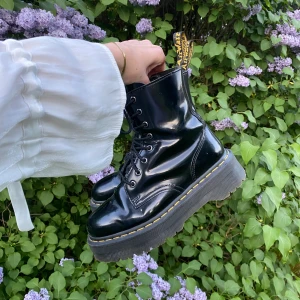 Dr. Martens JADON Glansiga, strl. 39 - Säljer mina glansiga Dr. Martens Jadon då de inte kommer till användning längre. Utan anmärkningar och knappt användna.  Köptes för 2200 kr, pris kan diskuteras. 