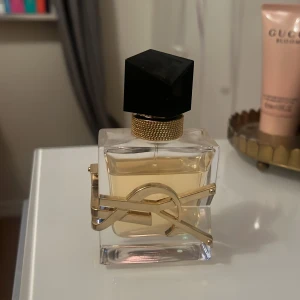 YSL-libre parfym  - God parfym som jag aldrig använder! Mycket som är kvar!! 30ml flaska, ny pris 649 mitt pris 300