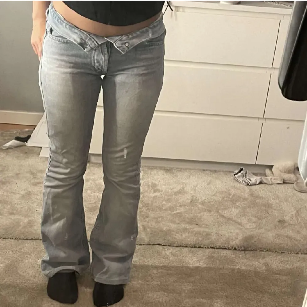 Säljer dessa jeans eftersom att dom är för små för mig. Dom är storlek 32. Dom är Flare och Lågmidjade. Skriv om ni har några mer frågor om t.ex. storlek eller mått.💕. Jeans & Byxor.