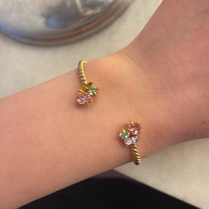Caroline svedbom - Snyggt armband från Caroline svedbom en sten har lossnat men det syns knappt❤️nypris 900kr