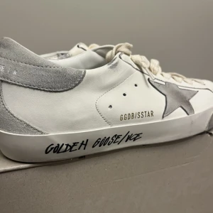 Golden goose vita 42 - Nyskick 9/10  Säljer/byter mina golden goose. Diggade inte färgen och satt inte som förväntat.