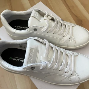 Björn Borg sneakers  - Storlek 42, tidigare använd 2-4 gånger. Inget större slitage på de. Fortfarande fräscha och hållbara. Köpta för 900 kr.