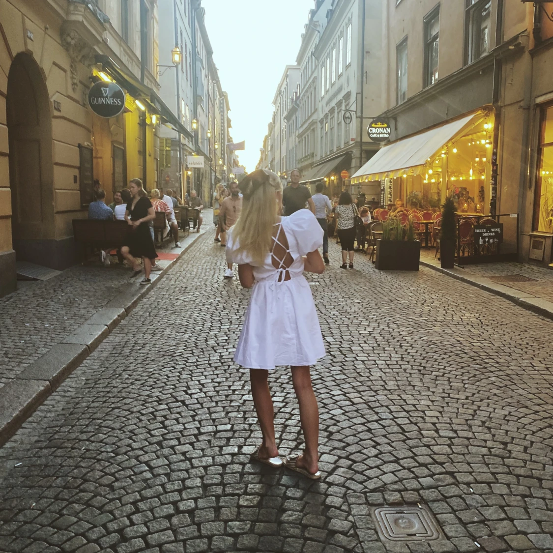 Blå klänning med puffärm och snörning i ryggen  - 92