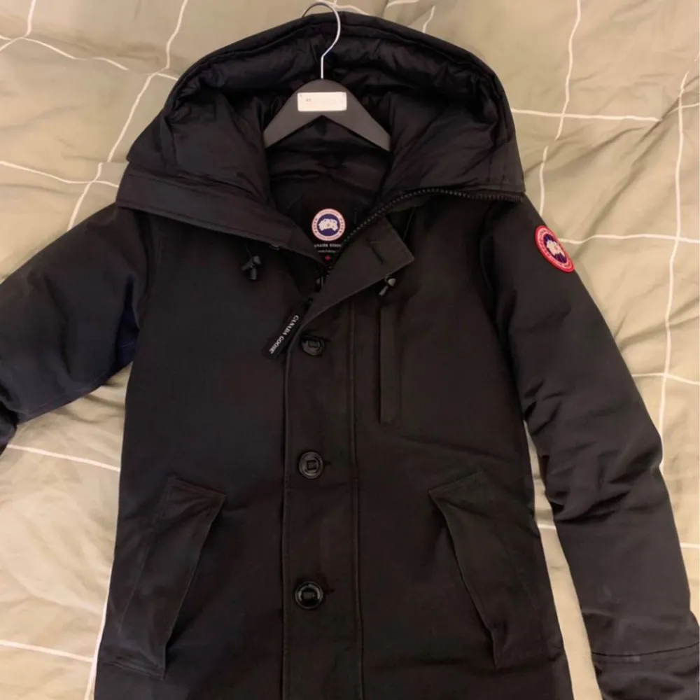 Säljer min Canada Goose jacka i modellen Chateau i storlek XS passar S. Använd under denna vinter så har ej skador. Om du är bra på märkesjackor ser man att den är äkta. Har tyvärr ej kvitto till den. Päls medföljer. Säljs billigt vid snabb affär.. Jackor.