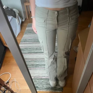 Gröna jeans från hm🩷 - Tagna bilder från förra ägaren. Köpte dessa fina byxor som tyvärr inte passade så säljer vidare! 
