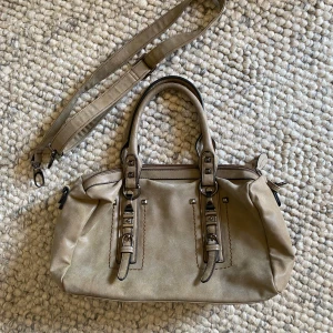 Stor handväska - Jättesnygg beige väska i mycket bra skick! En rem medföljer💗
