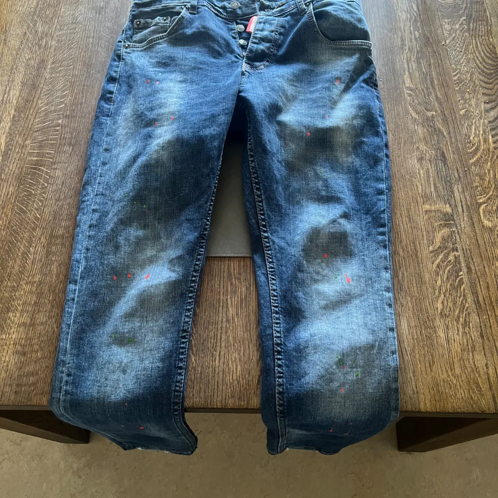 Ett par slim dsquared2 jeans som tyvärr inte passar mig längre. Jeans & Byxor.