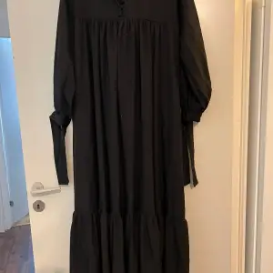 En abaya eller en klänning som är jätte fin och passar perfekt att styla med en khimar