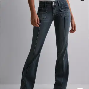 Säljer dessa jeans från Nelly, bra skick lite slitningar längst ner på byxorna! Skriv för bilder💕